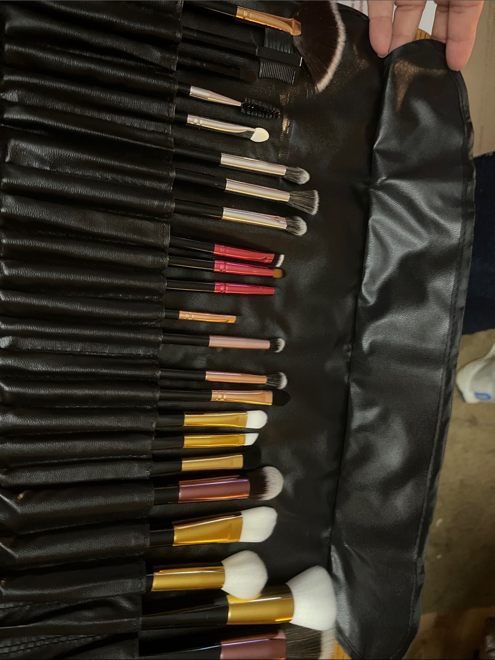 Professional 24-Piece Black & Gold Makeup Brush Set with Roll Case